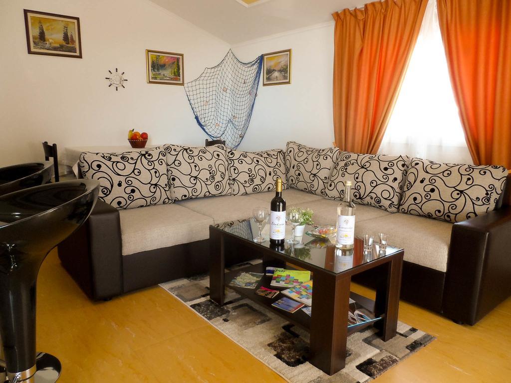 Apartments Miles Утьеха Экстерьер фото