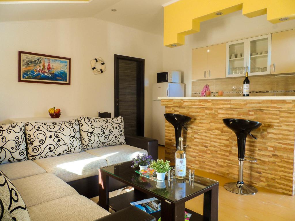 Apartments Miles Утьеха Экстерьер фото