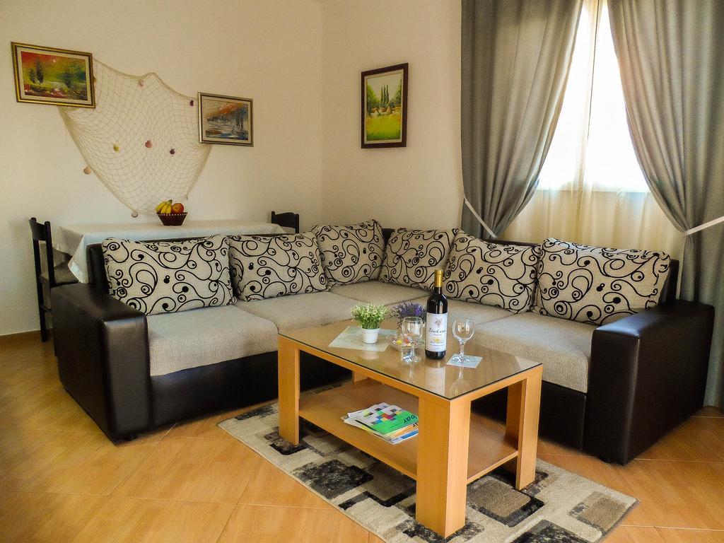Apartments Miles Утьеха Экстерьер фото