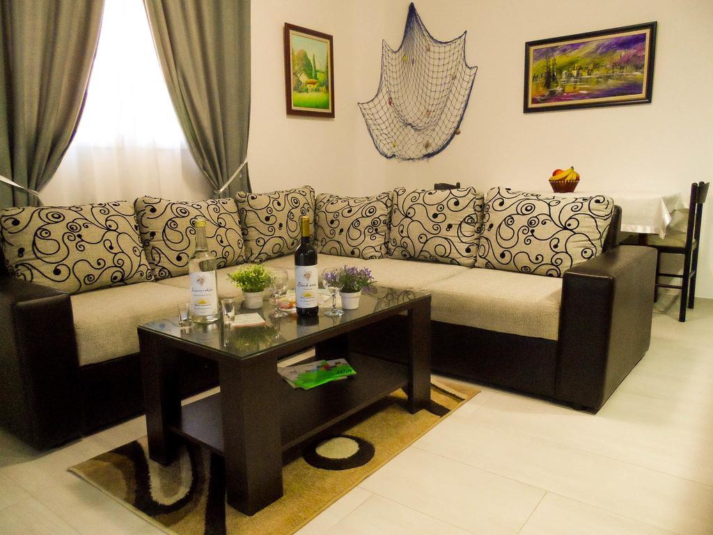 Apartments Miles Утьеха Экстерьер фото